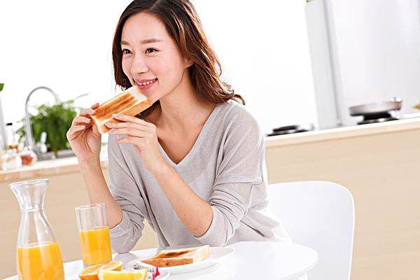99年女子生娃前忍著宮縮緊急化妝，堅韌與美麗的雙重贊歌